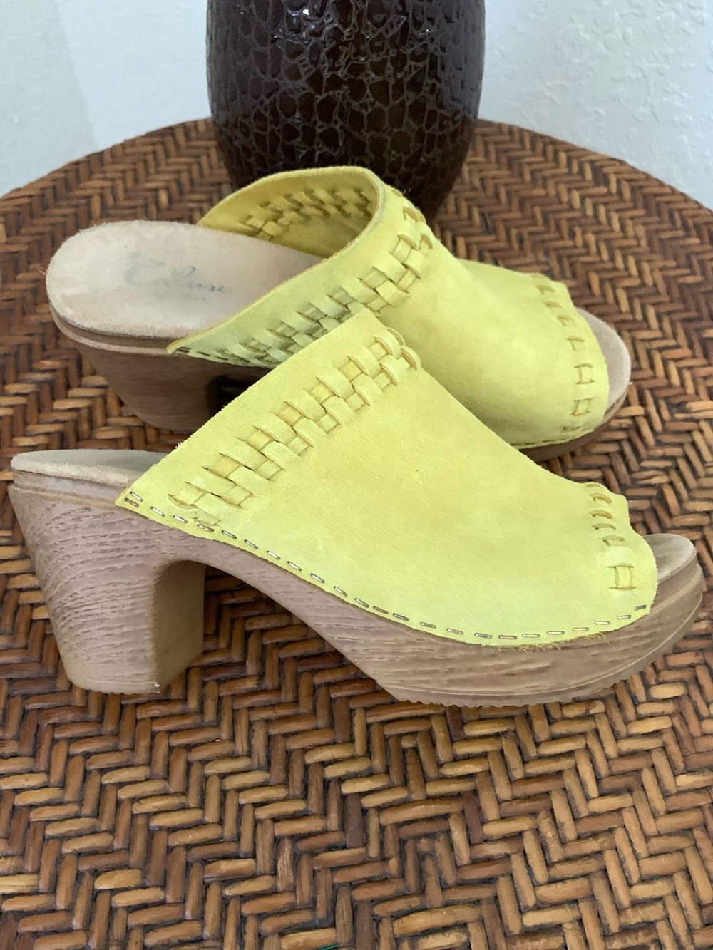 CALOU Stockholm Suede Clog Yellow
Suede Open-Toe Platform Clogs - Picture 2 of 12
